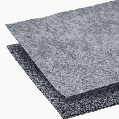 Membrane géotextile Soleno Routex II déroulée sur fond de chantier, avec vue sur la texture du matériau